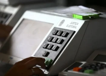 eleitor-e-preso-apos-colar-tecla-de-urna-eletronica-em-escola-de-ceilandia-(df)