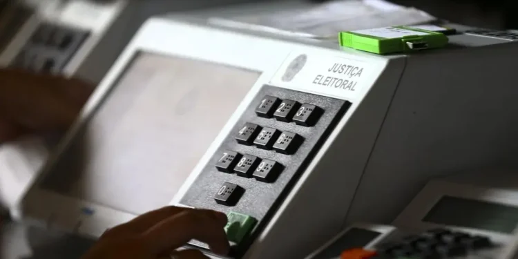 eleitor-e-preso-apos-colar-tecla-de-urna-eletronica-em-escola-de-ceilandia-(df)