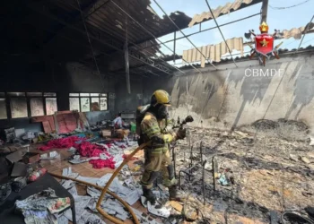 incendio-provoca-grande-fumaca-e-ameaca-imoveis-vizinhos-no-paranoa-(df)