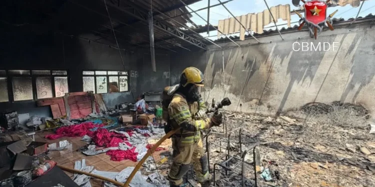 incendio-provoca-grande-fumaca-e-ameaca-imoveis-vizinhos-no-paranoa-(df)