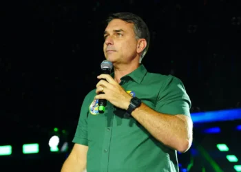 pf-intima-flavio-bolsonaro-a-entregar-passaportes-apos-decisao-de-moraes