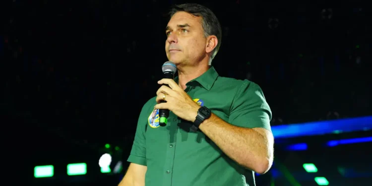 pf-intima-flavio-bolsonaro-a-entregar-passaportes-apos-decisao-de-moraes
