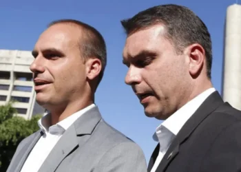 flavio-bolsonaro-chega-aos-eua-e-se-encontra-com-eduardo-na-florida