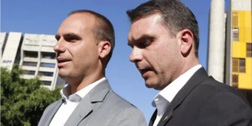flavio-bolsonaro-chega-aos-eua-e-se-encontra-com-eduardo-na-florida