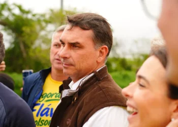 ida-de-flavio-bolsonaro-aos-eua-abre-debate-sobre-possivel-fuga-da-justica