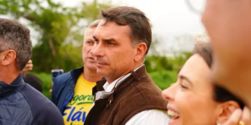 ida-de-flavio-bolsonaro-aos-eua-abre-debate-sobre-possivel-fuga-da-justica