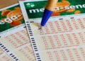 mega-sena-acumula-e-pode-pagar-r$-305-milhoes-nesta-terca-(27);-veja-os-numeros-sorteados