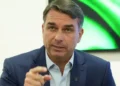 flavio-bolsonaro-e-familia-recebem-autorizacao-humanitaria-para-entrar-nos-eua