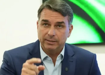 flavio-bolsonaro-e-familia-recebem-autorizacao-humanitaria-para-entrar-nos-eua