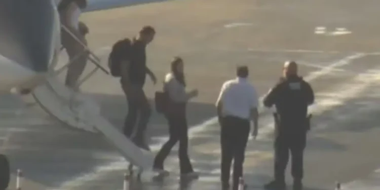 urgente:-flavio-bolsonaro-e-familia-chegam-a-miami