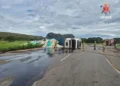 carreta-com-carga-de-algodao-tomba-e-deixa-motorista-ferido-proximo-a-aguas-lindas-de-goias