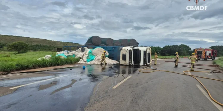 carreta-com-carga-de-algodao-tomba-e-deixa-motorista-ferido-proximo-a-aguas-lindas-de-goias