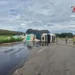carreta-com-carga-de-algodao-tomba-e-deixa-motorista-ferido-proximo-a-aguas-lindas-de-goias