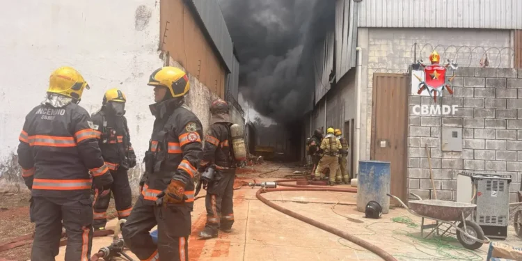 incendio-atinge-galpao-em-ceilandia-(df)