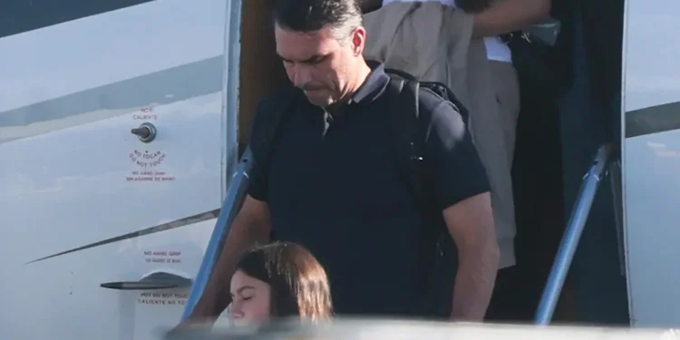 em-carta,-flavio-bolsonaro-se-declara-“verdadeiro-presidente-eleito-do-brasil”-apos-ir-para-os-eua